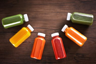 Detoks içki şişeleri