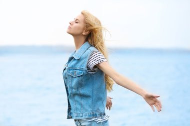 Riverside'da güzel kadın