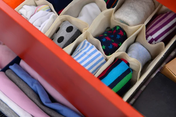 Çekmeceli içinde giysiler katlanmış 