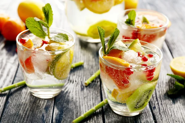 Refreshing cocktails with ice — Stock Photo, Image