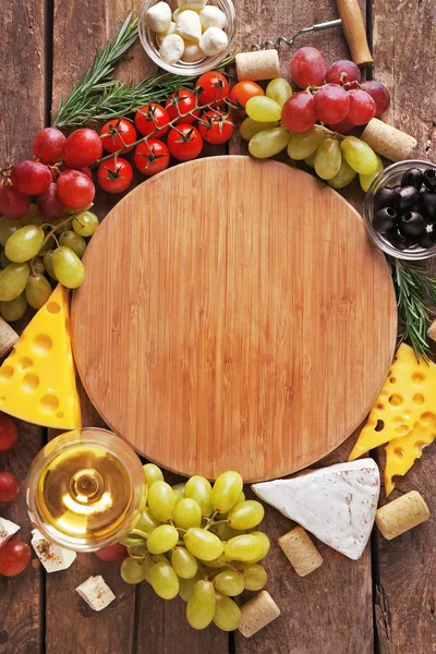 Wein, Snacks und verschiedenen Käse — Stockfoto