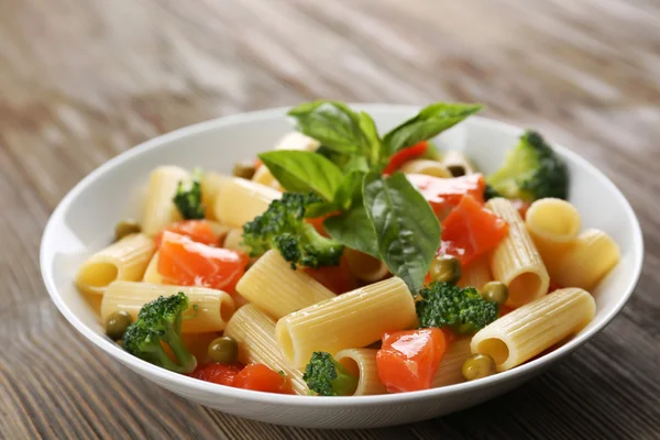 Piatto di pasta con salmone — Foto Stock