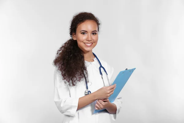 Bela médica afro-americana — Fotografia de Stock