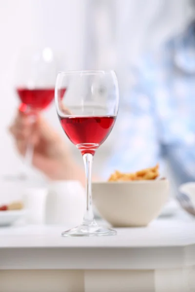 Cena con bicchieri di vino — Foto Stock