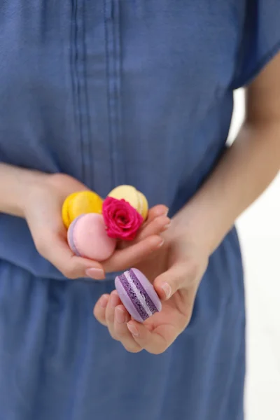 Nő gazdaság macaroons — Stock Fotó