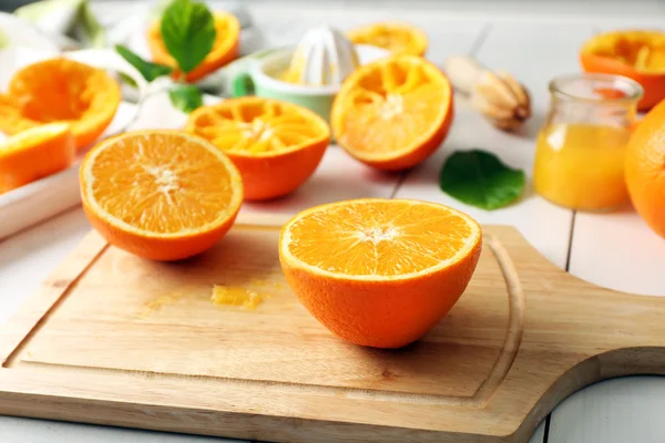 Juicing delicious oranges — Stock Photo, Image