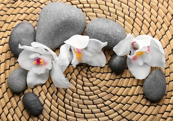 Спа-камни и белые орхидеи — стоковое фото