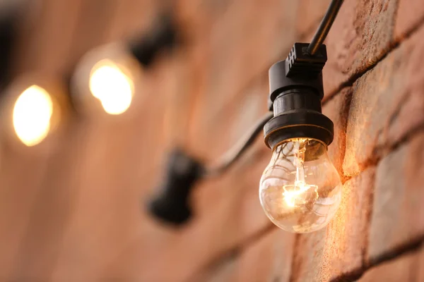 Guirlande de lampe sur mur de briques — Photo