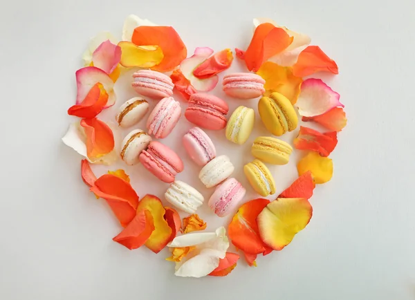 Fresh macaroons and rose petals — Stock Photo, Image