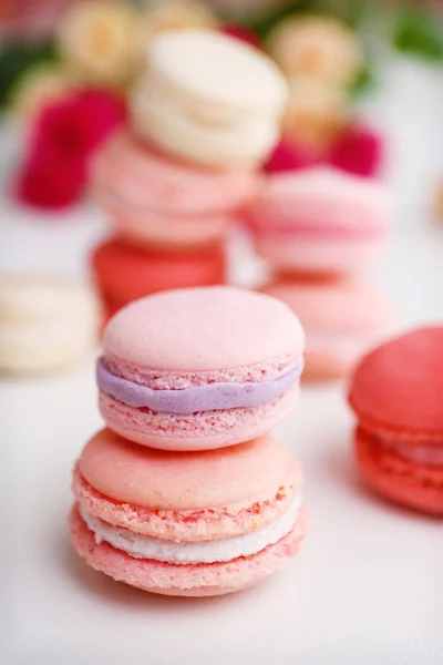 Macaroons with roses on  background — Stock Photo, Image