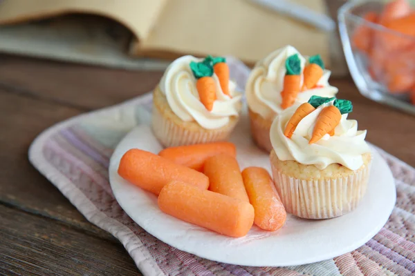 Buzlanma ile cupcakes ve dekoratif havuç