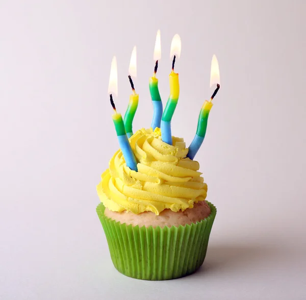 Cupcake de aniversário com velas — Fotografia de Stock