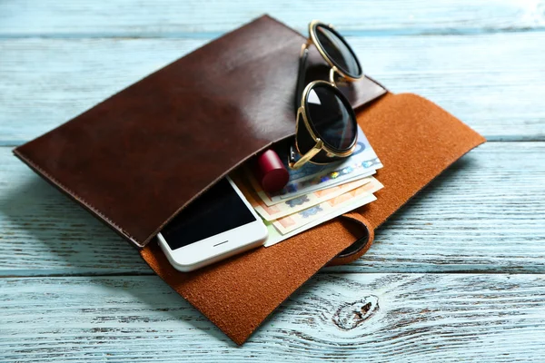 Lederen tas op tafel — Stockfoto