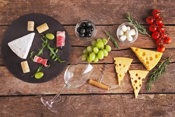 와인, 스낵 및 다른 치즈 — 스톡 사진
