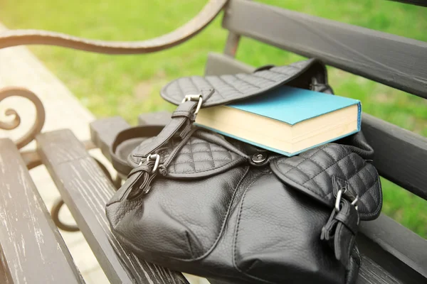 Mochila feminina com livro — Fotografia de Stock