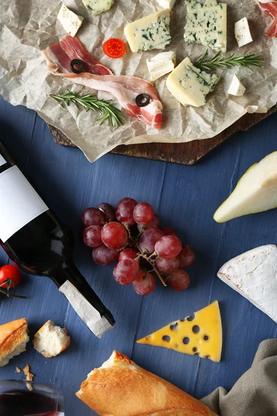 Şarap, aperatifler ve farklı peynir