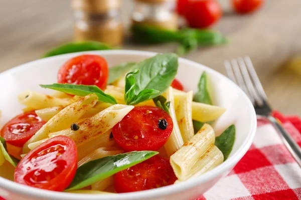 Nudeln mit Kirschtomaten und Basilikumblättern — Stockfoto