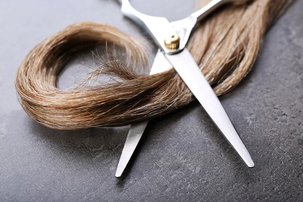 Forbici da parrucchiere con ciocca di capelli — Foto Stock