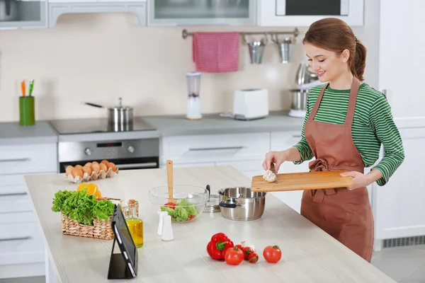 Junge Frau kocht in Küche — Stockfoto