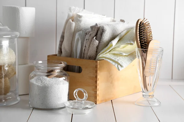 Accessori bagno su parete bianca — Foto Stock