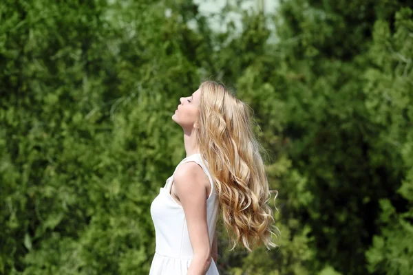 Hermosa mujer al aire libre — Foto de Stock