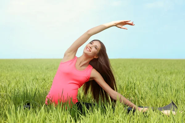 Mujer embarazada practicando yoga pose —  Fotos de Stock