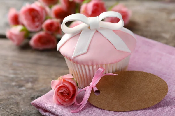 Leckerer Kuchen und schöne Rosen — Stockfoto