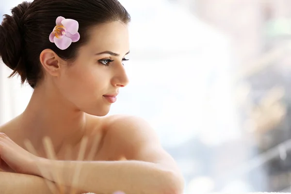 Woman relaxing in spa center — Stock Photo, Image