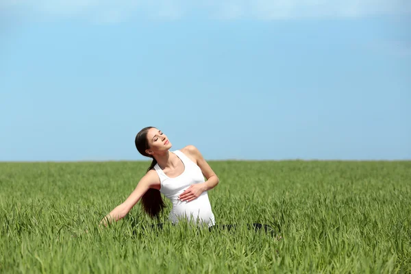 Donna incinta pratica posa yoga — Foto Stock