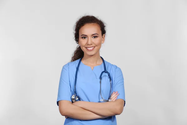 Hermosa mujer afroamericana doctor — Foto de Stock