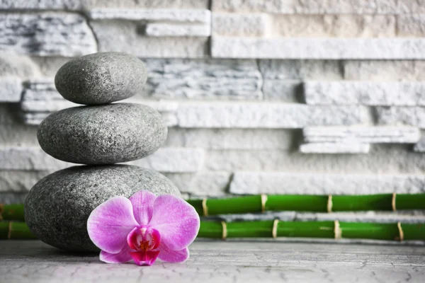 Beautiful composition of pebbles, orchid and bamboo — Stock Photo, Image