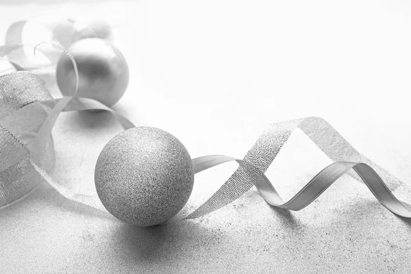 Різдвяні кульки зі стрічками — стокове фото