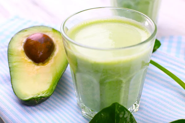 Färsk avokado smoothie — Stockfoto