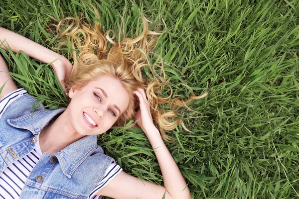 Yeşil çimenlerin üzerinde güzel kadın