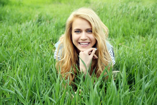 Hermosa mujer sobre hierba verde —  Fotos de Stock