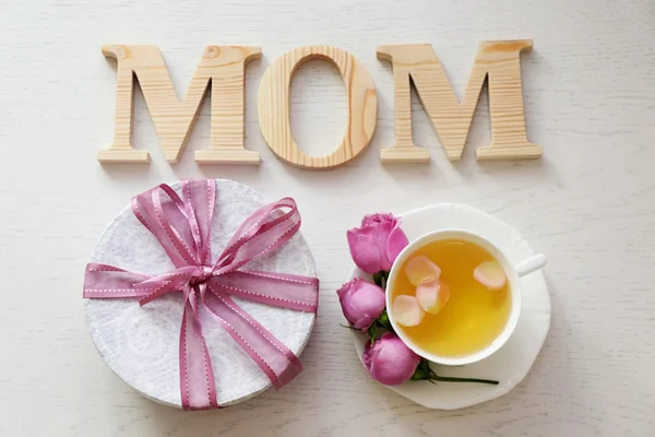 Mãe palavra com xícara de chá e flores — Fotografia de Stock