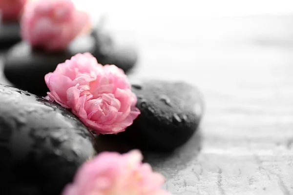 Piedras de spa y flores rosas — Foto de Stock