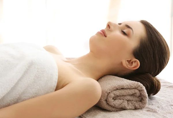 Mujer relajante en el salón de spa — Foto de Stock