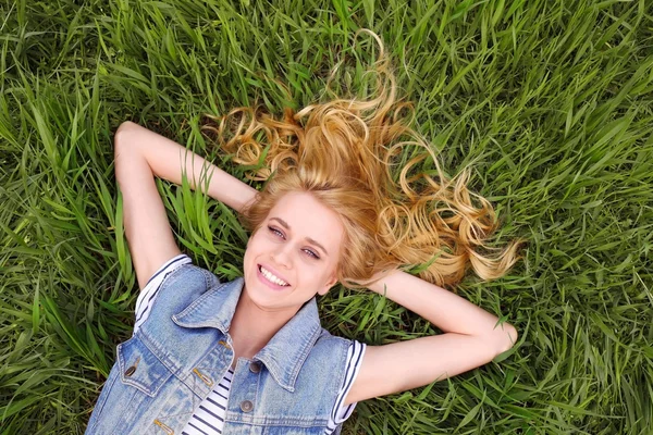 Beautiful woman on green grass — Stock Photo, Image