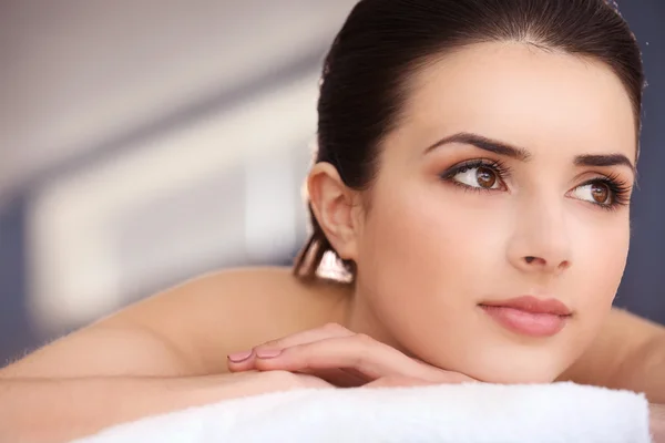 Woman relaxing in spa center — Stock Photo, Image