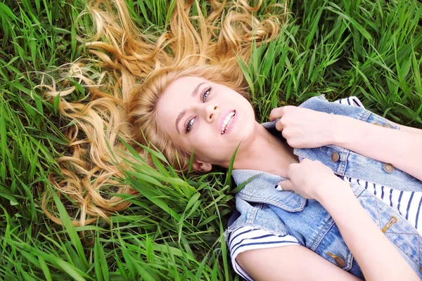 Yeşil çimenlerin üzerinde güzel kadın