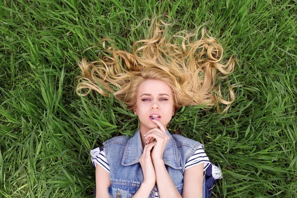 Beautiful woman on green grass — Stock Photo, Image