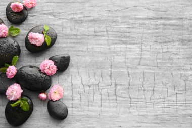 Spa taşlar ve pembe çiçekler   