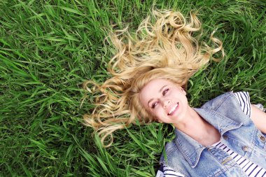 Yeşil çimenlerin üzerinde güzel kadın