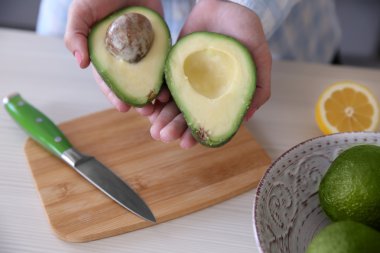 kadın tutarak taze avokado 