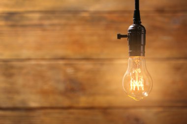 Ahşap doku üzerinde parlak ampul