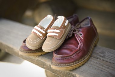 Babasının ayakkabı yakın çocuk ayakkabı