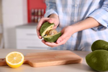 kadın tutarak taze avokado 