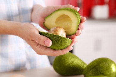 kadın tutarak taze avokado 