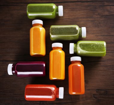 Detoks içki şişeleri